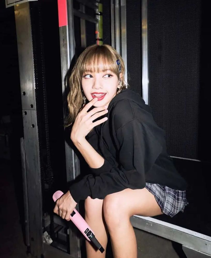 lisa 黑色系头像