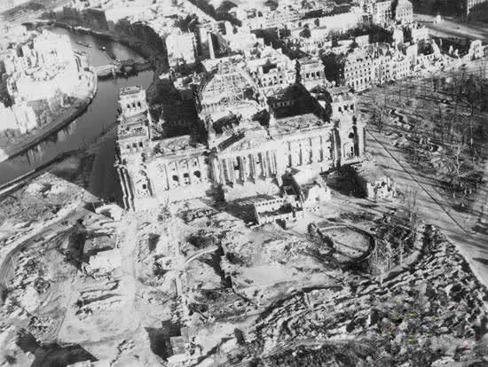 二战后柏林老照片,图5国会大厦损毁严重,图7是苏联红军纪念建筑