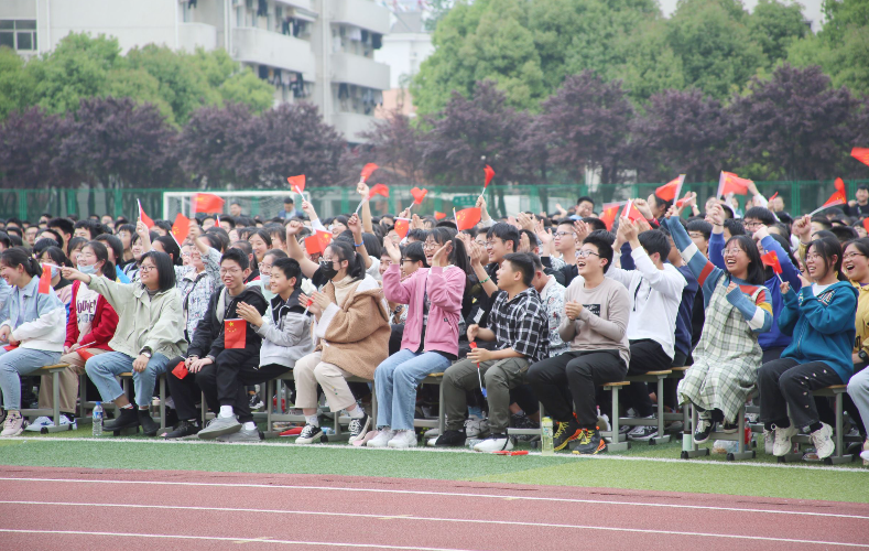 获奖名单公布!今天,六安一中,东校区90位教师,220名学生登台领奖