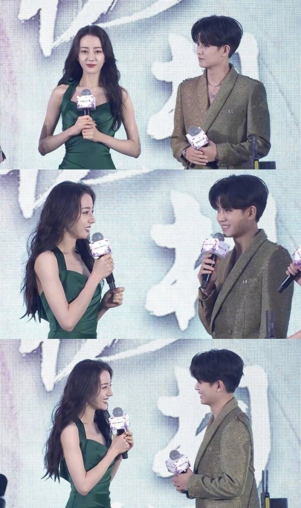 迪丽热巴墨绿色长裙太美了,现场和任嘉伦上演摸头杀