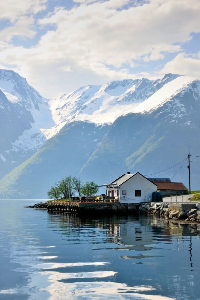 奥勒松 lesund,这个挪威最美的海滨小镇和周围宁静的峡湾,就是最