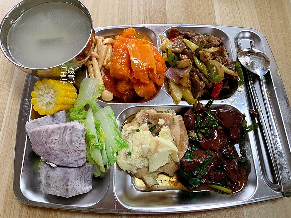 广东护士晒食堂"饭菜",在朋友圈沸腾了,网友:会被食堂