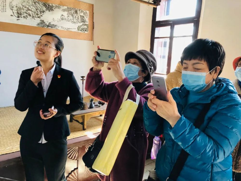 姚福升故居位于瑷珲镇,虽说景点道路较为平坦,但对于高龄的老人们来说