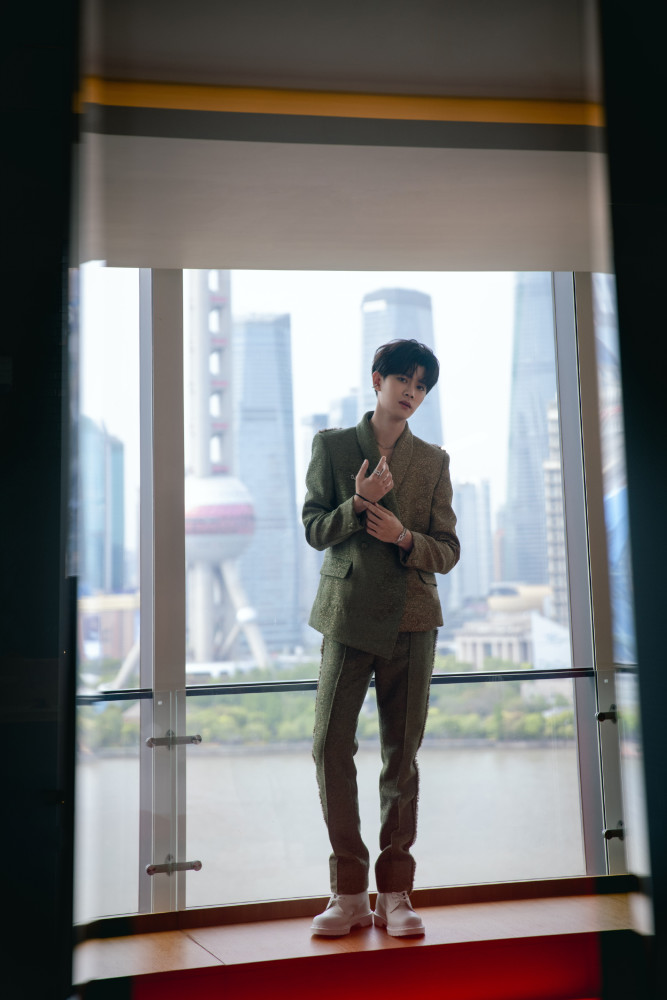任嘉伦绿色西装出席2021优酷年度发布会,新剧或即将播出!
