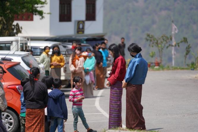 不丹国王应对嫡系崛起拉全家人出行佩玛王后全力迎合