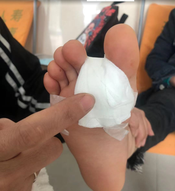 新乡8岁女童度假村内泡温泉 脚底遭瓷砖划伤缝针起纠纷