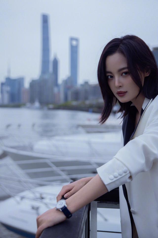 辛芷蕾生图上热搜,穿西装故意露一截腰博眼球,身材好就是抢镜