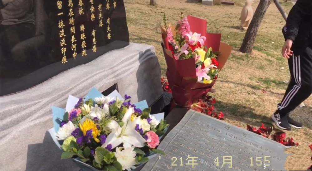 《西游记》导演杨洁去世四周年,老公为其擦拭墓碑,师徒四人缺席