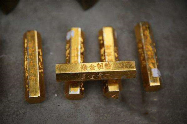 1949年,湖南一农妇上交了1斤黄金,调查后发现:她是英雄的妻子