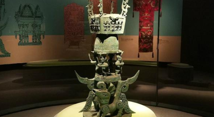 三星堆出土兽首冠人像,它头上戴的帽子,是"蜚蠊"兽的模样