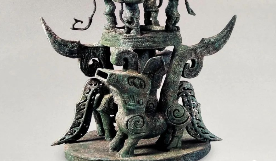 三星堆出土兽首冠人像,它头上戴的帽子,是"蜚蠊"兽的模样