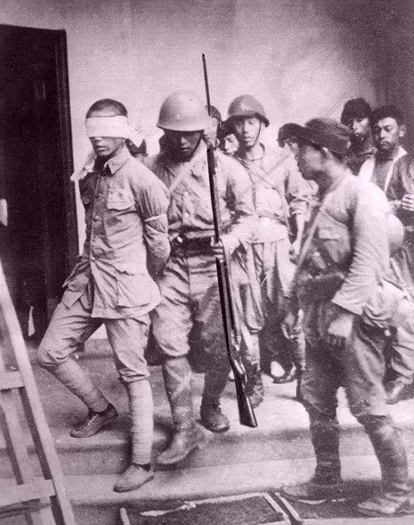 图为1937年在南京保卫战中,日本鬼子将被俘的一名国军战士押赴刑场.