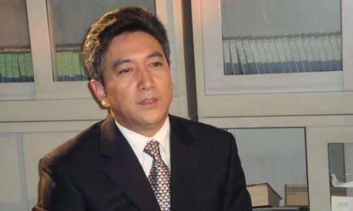 "央视主持"水均益:抛弃原配再娶娇妻,对智残哥哥不离不弃16年