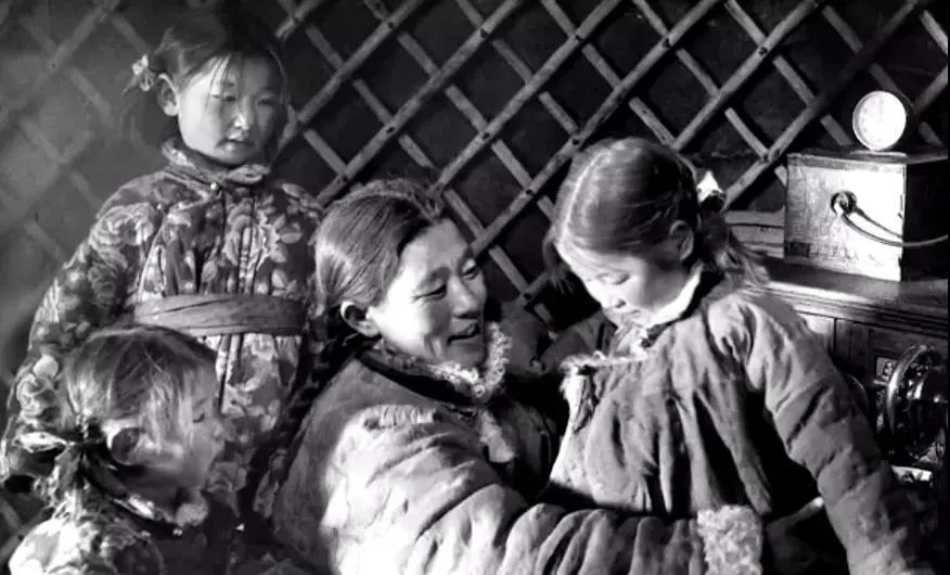 自此,他们不再是孤儿,而是:国家的孩子.