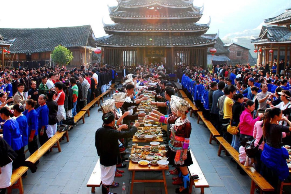 除了壮族,广西的其他民族也会在三月三这天举行丰富多彩的节日活动.