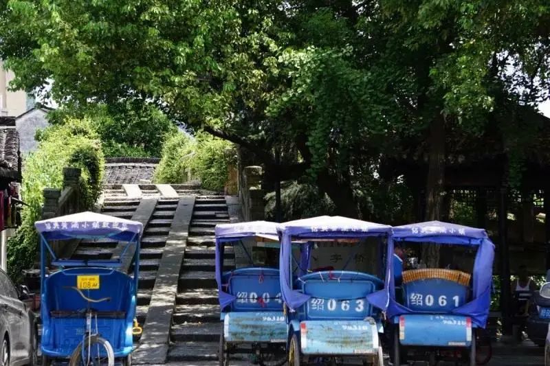 绍兴市越城区府山直街 / 05/ 八字桥直街 乘乌篷船从八字桥乌篷船码头