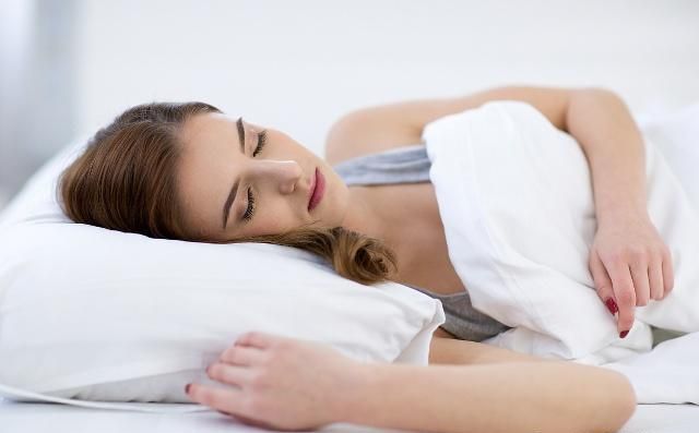 如果早上醒来之后,再小小的睡一个回笼觉,可以使人们的身体彻底苏醒