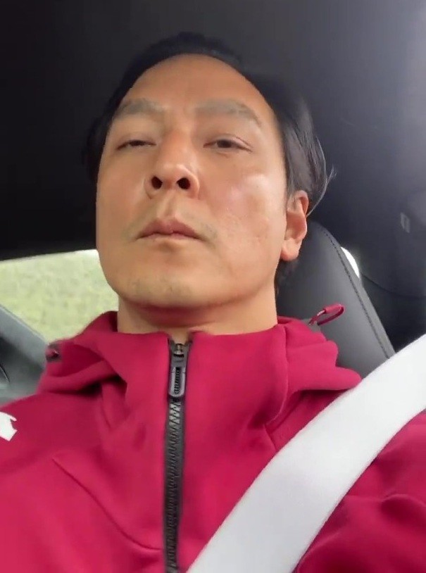 吴彦祖近照秃头太明显,车内自拍没偶像包袱,像一个邻家大叔