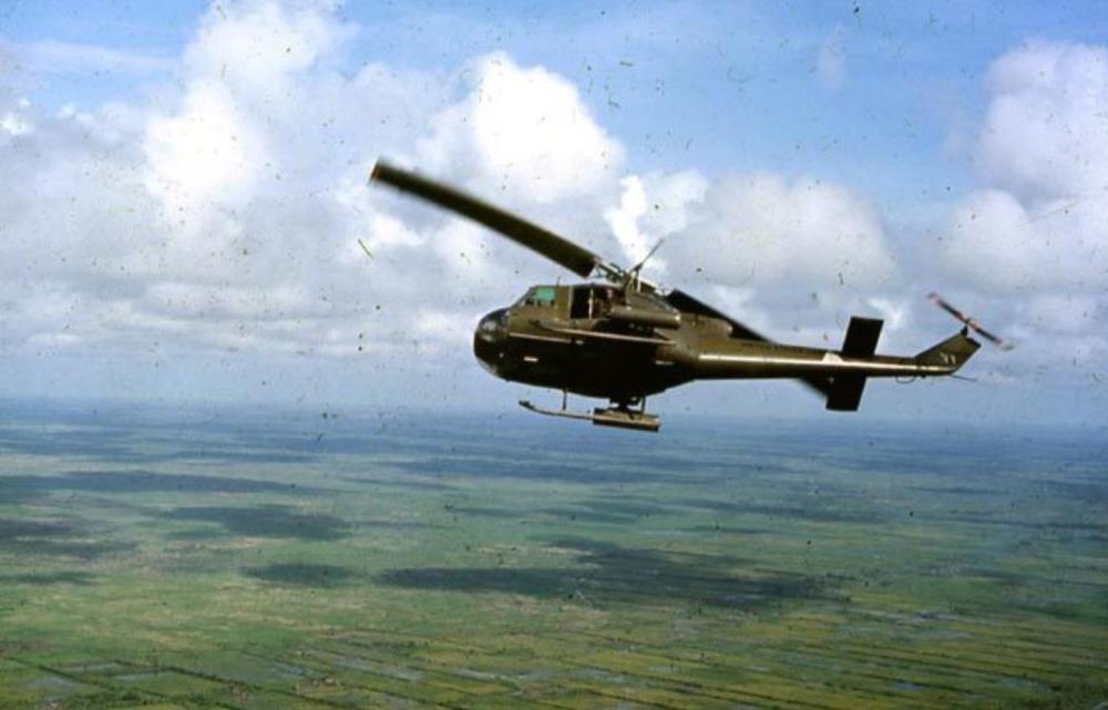 1970年,南越士兵搭乘直升机快速移动,地面满是弹坑