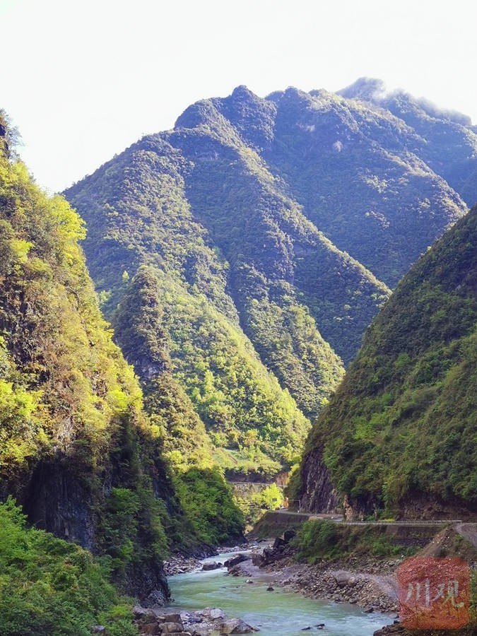 宣汉百里峡景区于2015年9月更名为"巴山大峡谷"