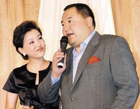 杨澜和前夫离婚,转身嫁给身价百亿的富豪:和前夫结婚时我还小,不懂事!