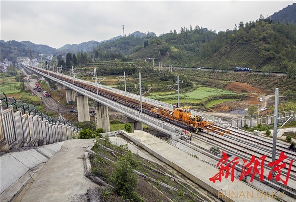 张吉怀铁路凤凰段稳步推进桥面系施工任务 顺利完成铺轨节点工期计划