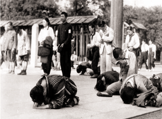 日本投降后,日本人的反应,图5抱头痛哭,图9的鬼子低下头颅