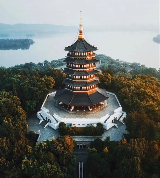 都知道"西湖水干,雷峰塔倒"的传说