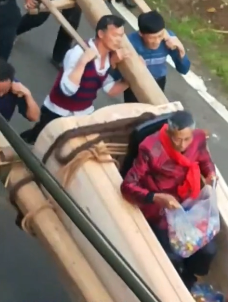 湖南1老人生日坐棺材游街,身披红绸微笑撒糖,"趁活着先看看"