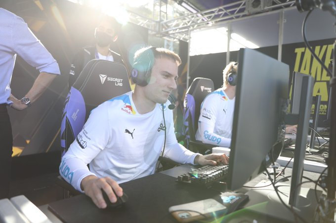 perkzg2丢冠有点暗爽也有点难过我相信他们会王者归来