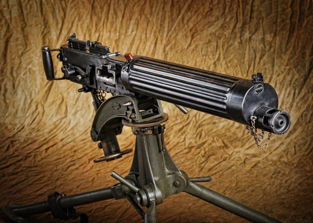 马克沁机枪作为世界上第一种内能源自动武器,火力十分强大,但是重量也