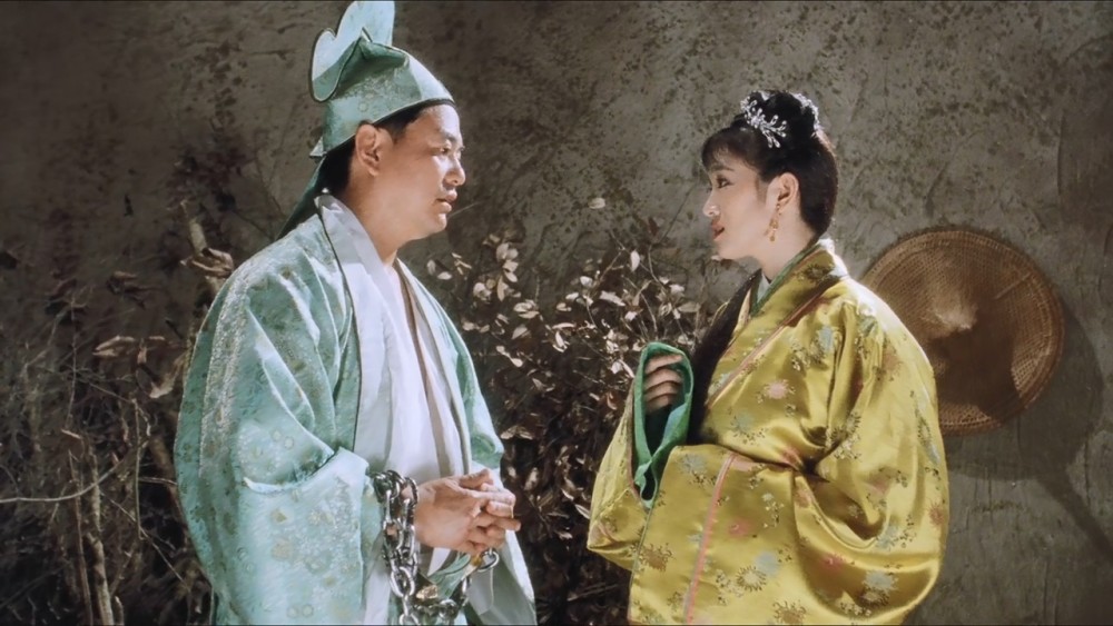 祝枝山在柴房对秋香(巩俐 饰)隐瞒真相,假扮唐伯虎
