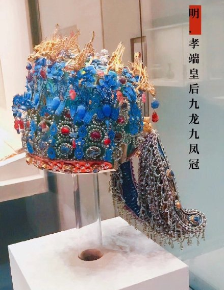 此凤冠镶嵌珍珠4000多颗,宝石100多块,精美奢华,好想戴一下