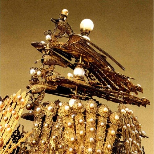 满清皇后最有特色的朝冠,用貂皮珍珠做材质,奢华但不庸俗!