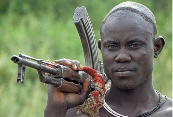 非洲人在使用ak47步枪时,为何要把枪举过头顶?他们是来搞笑的吗