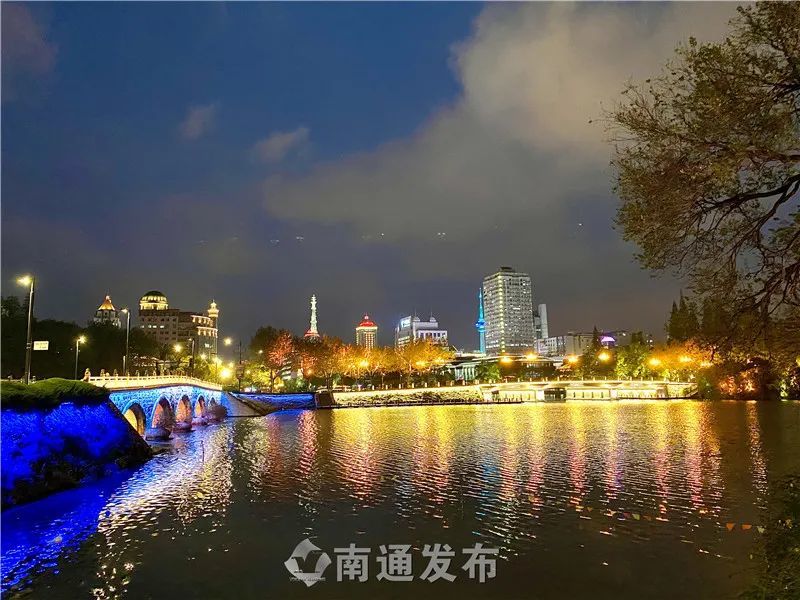 南通濠河风景区,这里的亭台楼阁在灯光的映照下格外迷人,成为了市民