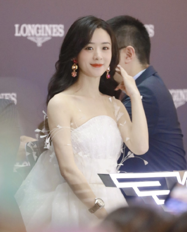 赵丽颖穿白色羽毛礼裙现身活动,生图超能打,商场四层楼挤满粉丝人气