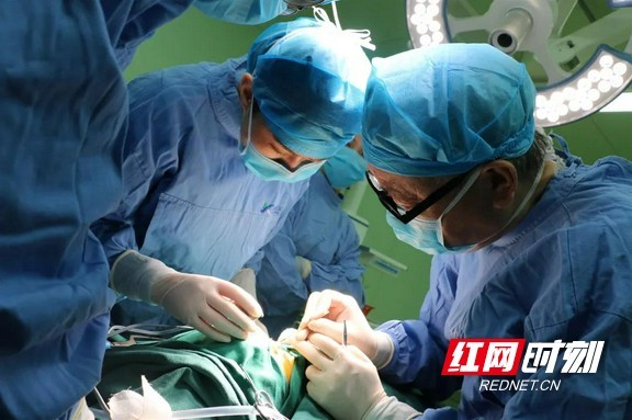 小伙头部长肿块险秃头 康雅扩张器植入手术帮保发