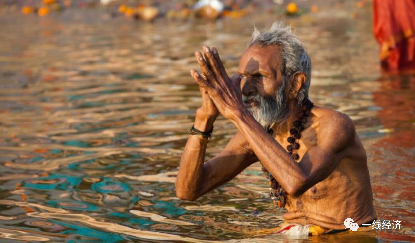 为庆祝"大壶节"印度超两百万人聚集恒河沐浴,超百人感染引恐慌