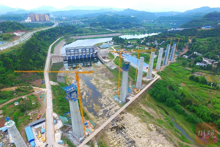 4月15日,建设中的汉巴南铁路恩阳河特大桥粗壮的桥墩高高耸立在恩阳河