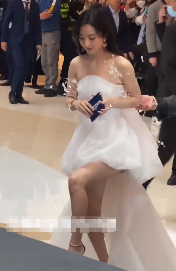 赵丽颖罕见穿短裙秀腿,全身高定行头上百万,被男员工碰到后秒弹开