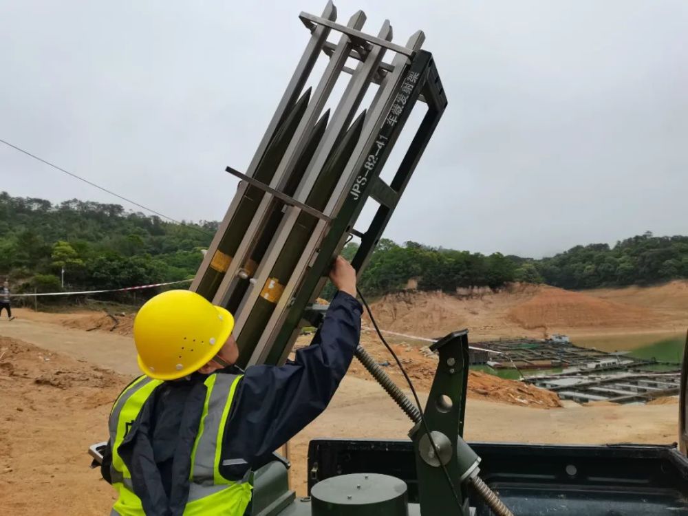 砰!砰!河源发射12枚火箭弹人工增雨!