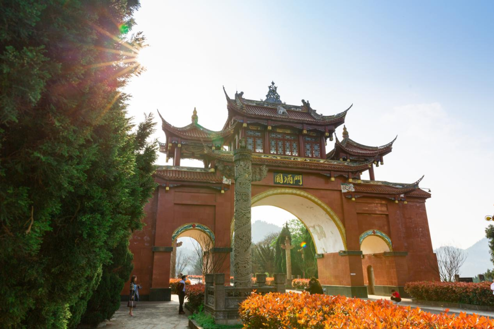 主办方还精心策划了猜拳行令拳王争霸赛,仁怀市十大下酒菜评选,中国