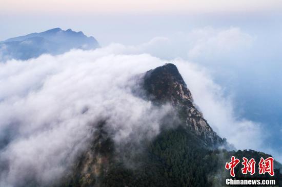 俯瞰庐山最高峰汉阳峰,屹立在云海之巅,展现出庐山雄秀之美.
