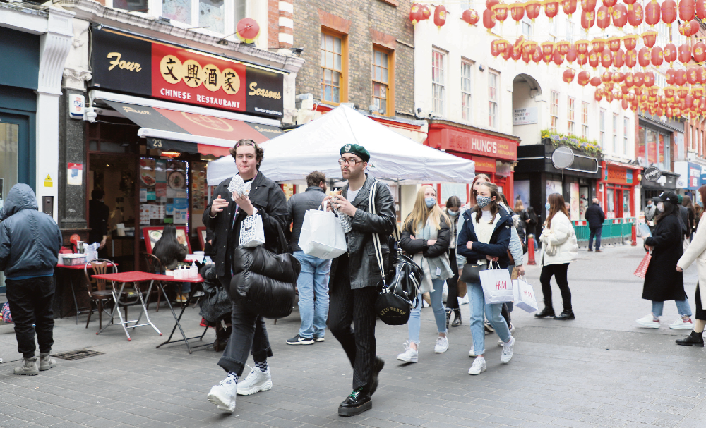 英国三度解封 街头人潮涌动百废待兴