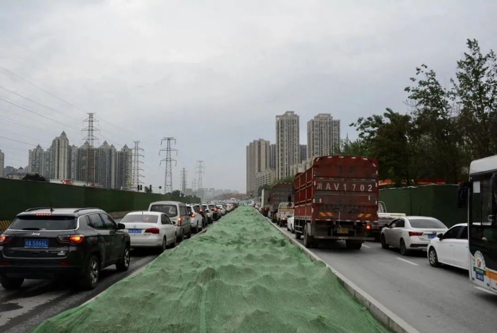 实地探访丨成洛成龙大道拥堵原因竟是
