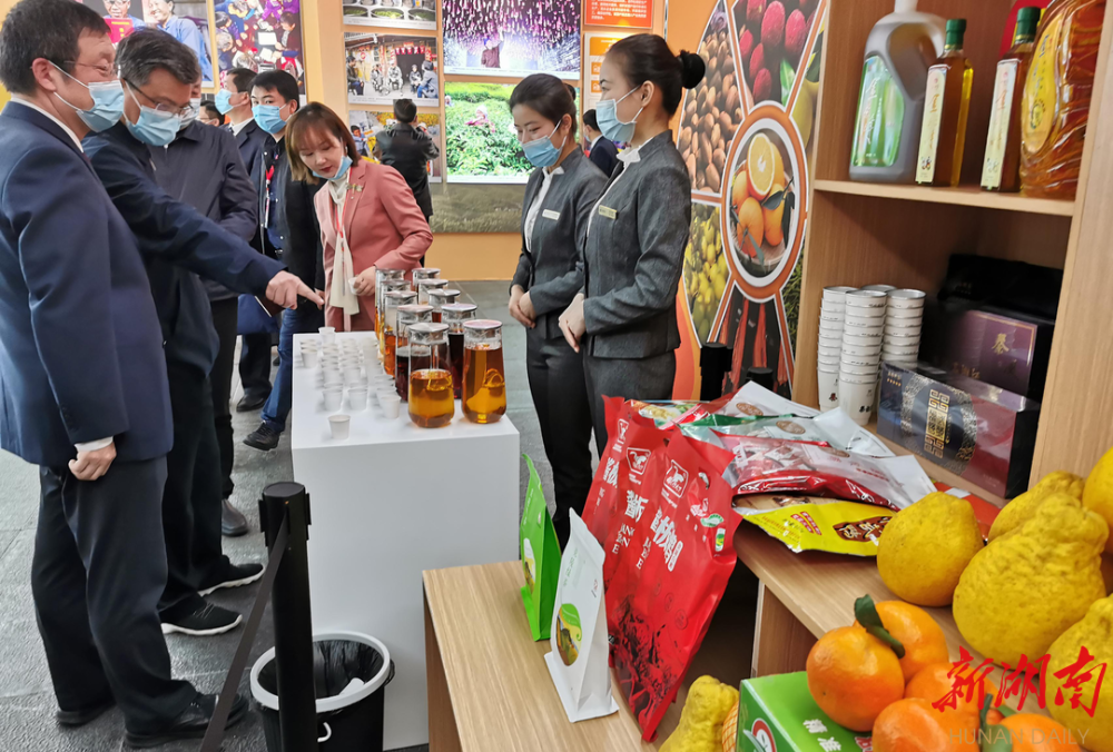 展厅消费扶贫内容展区,观展者现场试吃并订购农产品.