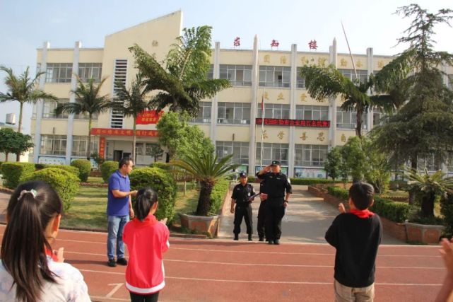 开远市东城小学 弥勒市 4月15日上午,弥勒市公安局派民警到弥东小学