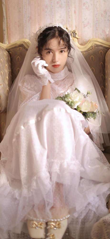 小女孩的婚纱_小女孩戴公主婚纱手套(2)