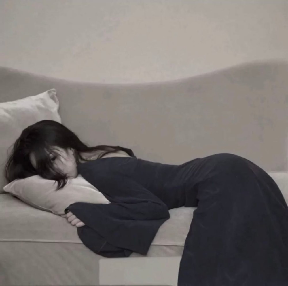 高级感女生头像:我们怎么连晚安都没了